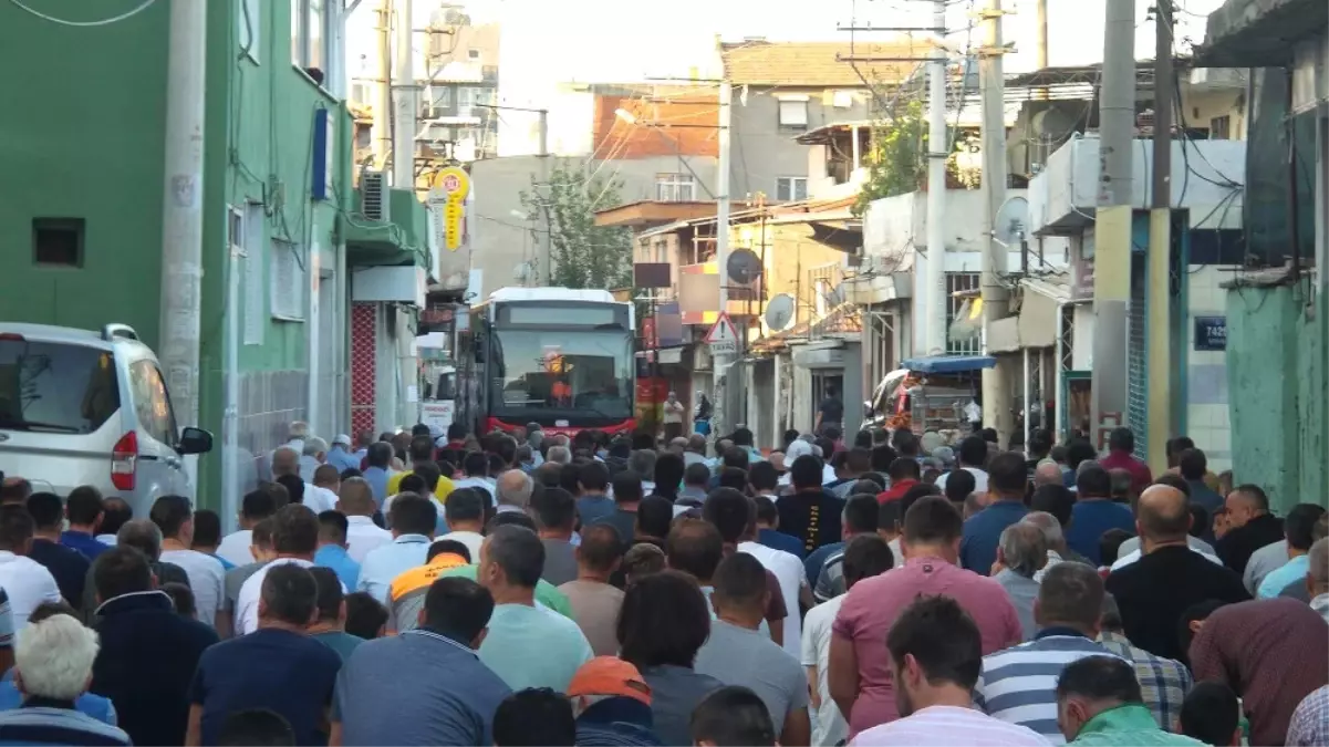 Cemaat Yolda Namaz Kıldı, Halk Otobüsü Kontak Kapattı