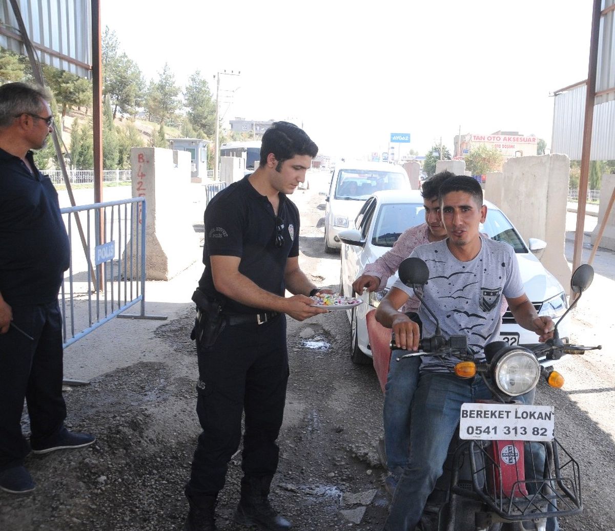 Cizre\'de Polis, Halkla Bayramlaştı