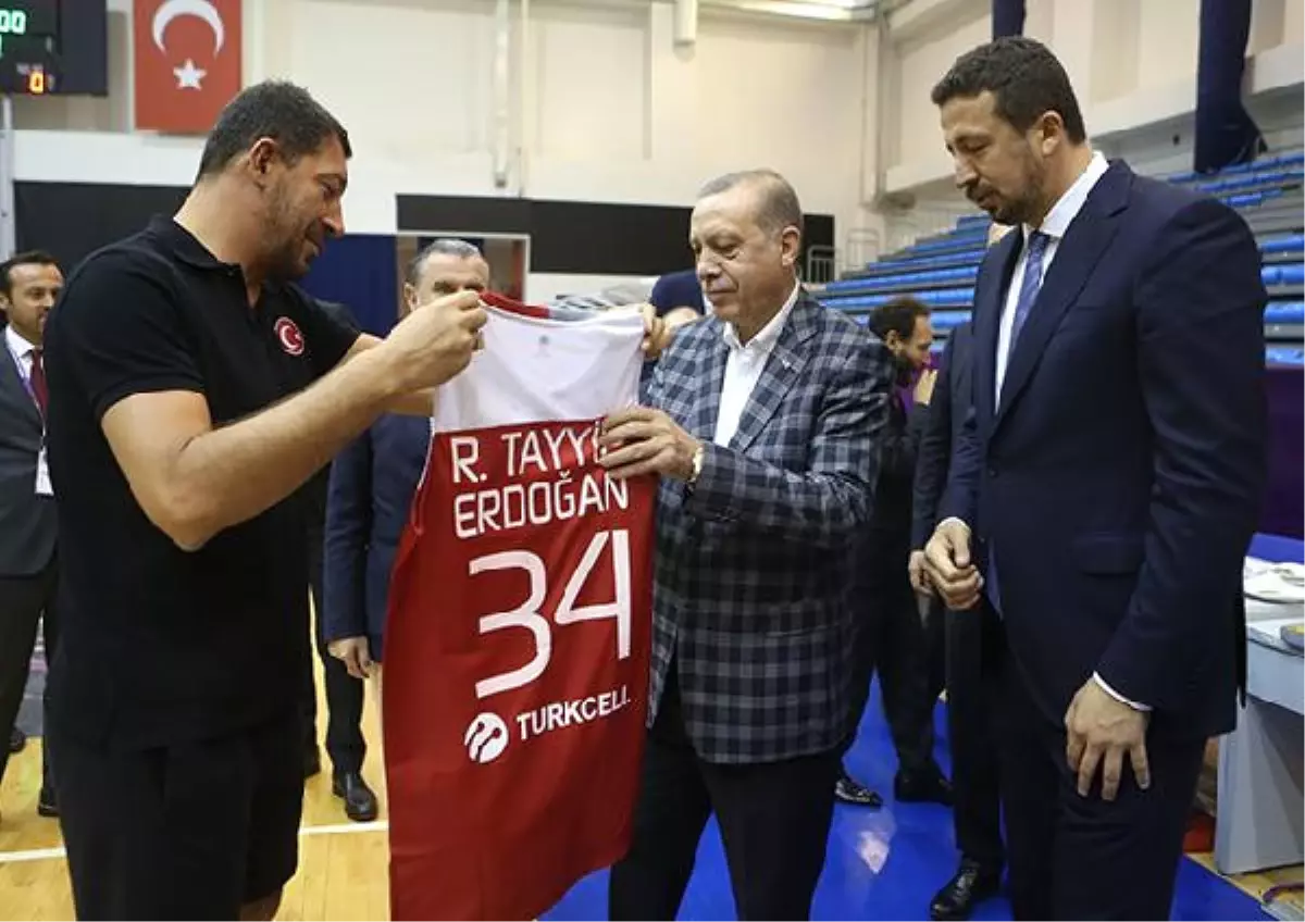 Cumhurbaşkanı Erdoğan\'dan Millilere Moral Ziyareti