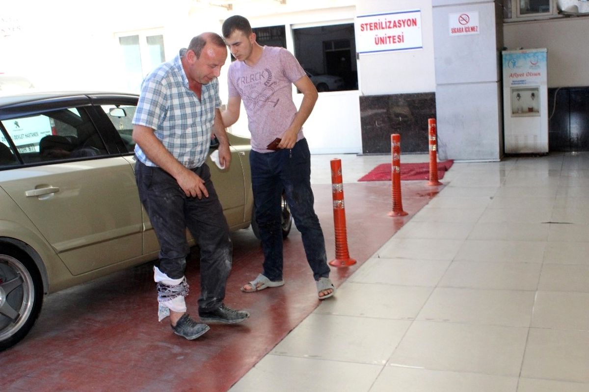 Denizli\'de Acemi Kasaplar Kurban Yerine Kendini Kesti