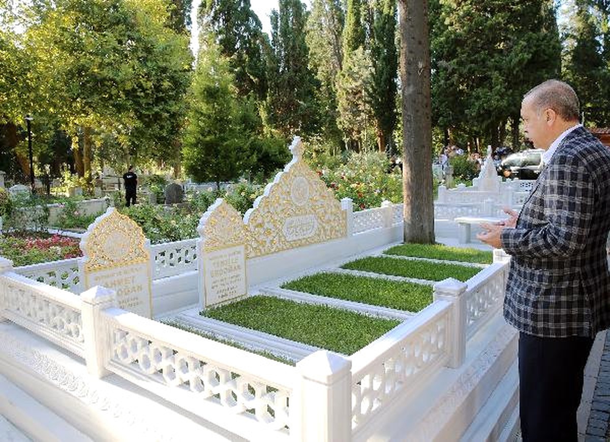 Dha İstanbul- Cumhurbaşkanı Erdoğan Anne ve Babasının Mezarını Ziyaret Etti (1)