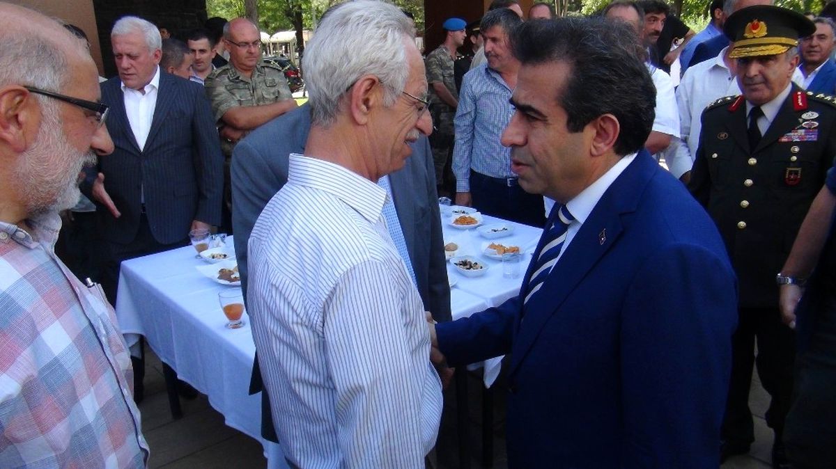 Diyarbakır Protokolü Halkla Bayramlaştı