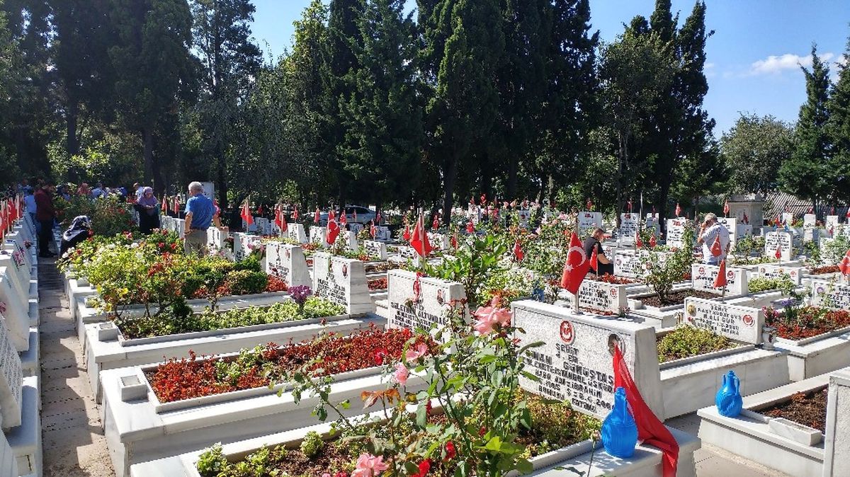 Edirnekapı Şehitliği\'ne Ziyaretçi Akını