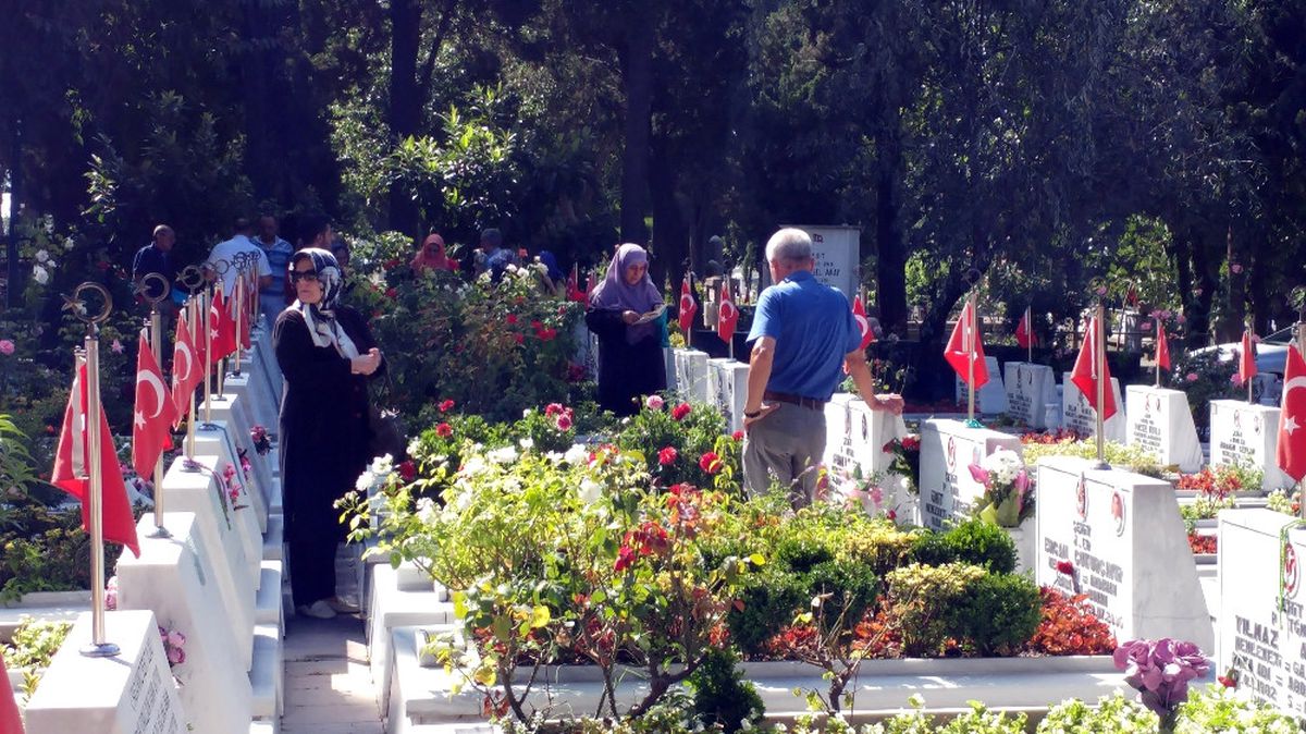 Edirnekapı Şehitliği\'ne Ziyaretçi Akını