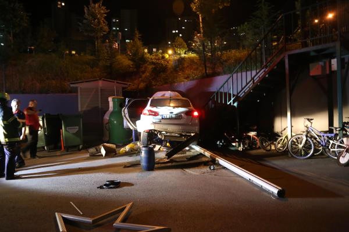 El Frenini Çekmeyi Unuttuğu Otomobili Sitenin Bahçesine Uçtu