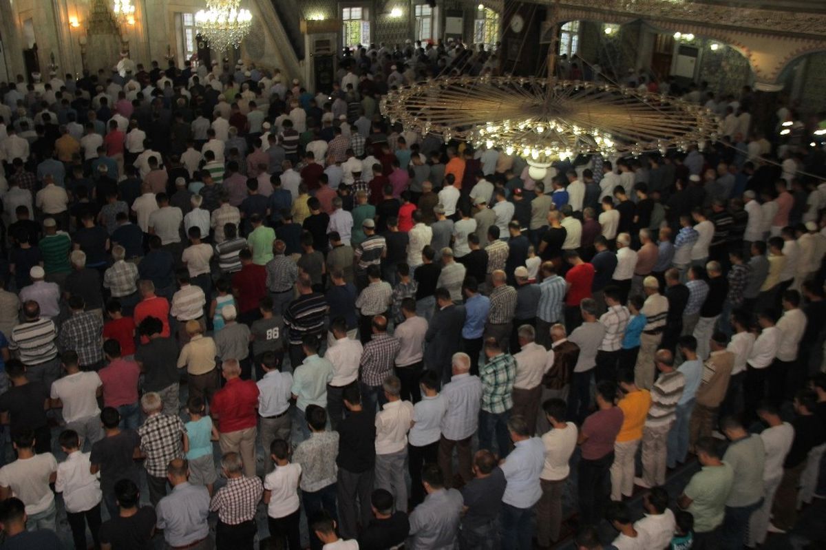 Elazığ\'da Bayram Namazında Camiler Doldu