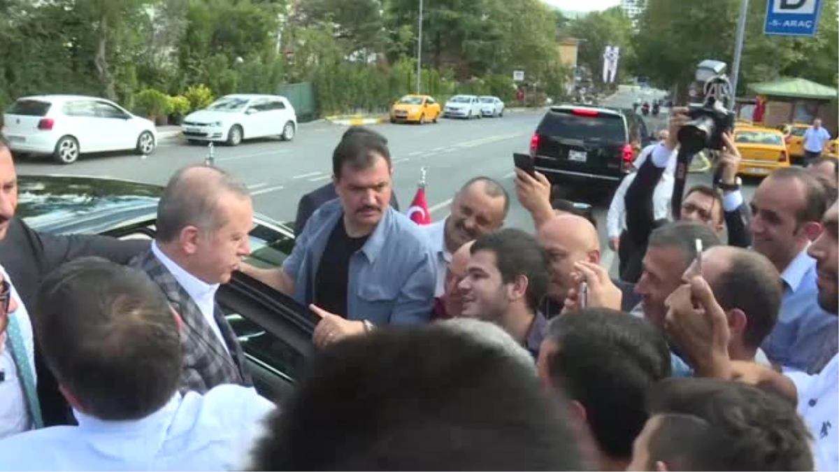 Erdoğan, Minibüs Durağını Ziyaret Ederek, Şoförlerle Bayramlaştı