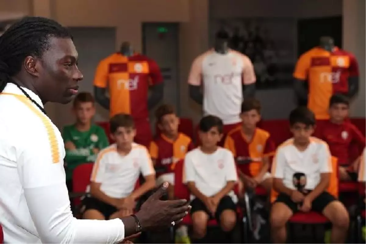 Galatasaray\'ın Golcüsü Gomis, Galatasaray U12 Takımı Futbolcularıyla Buluştu