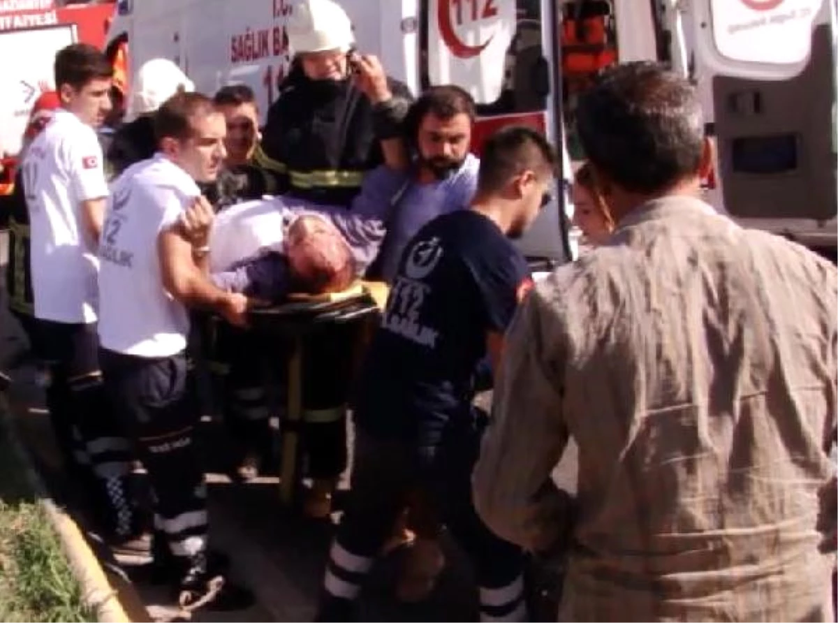Gaziantep\'te Otomobil Refüje Çıktı: 2 Yaralı