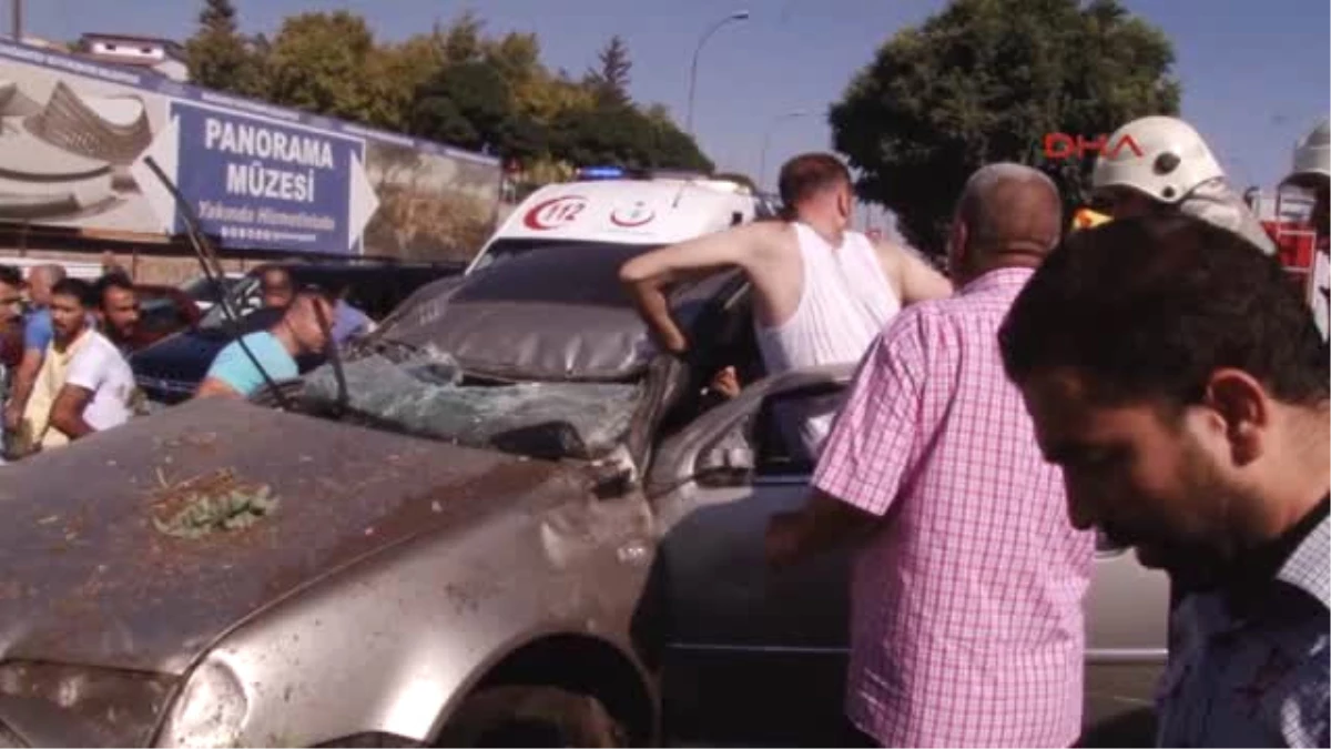 Gaziantep\'te Otomobil Refüje Çıktı: 2 Yaralı