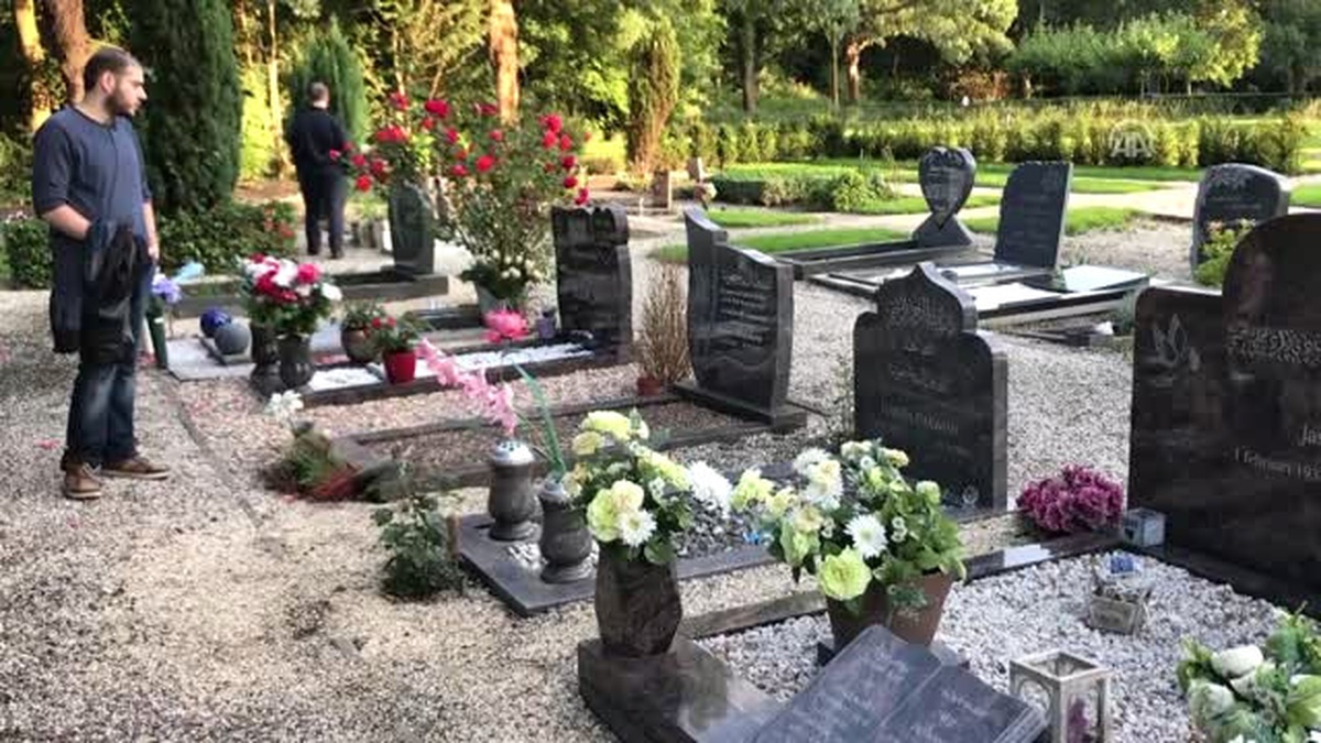 Hollanda\'daki Müslümanlar Arife Günü Kabir Ziyareti Yaptı