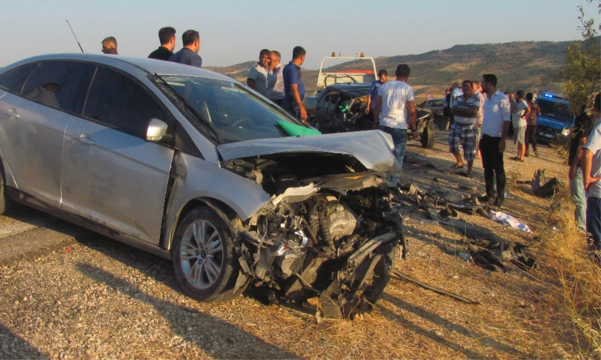 İki Otomobil Kafa Kafaya Çarpıştı: 1 Ölü, 7 Yaralı