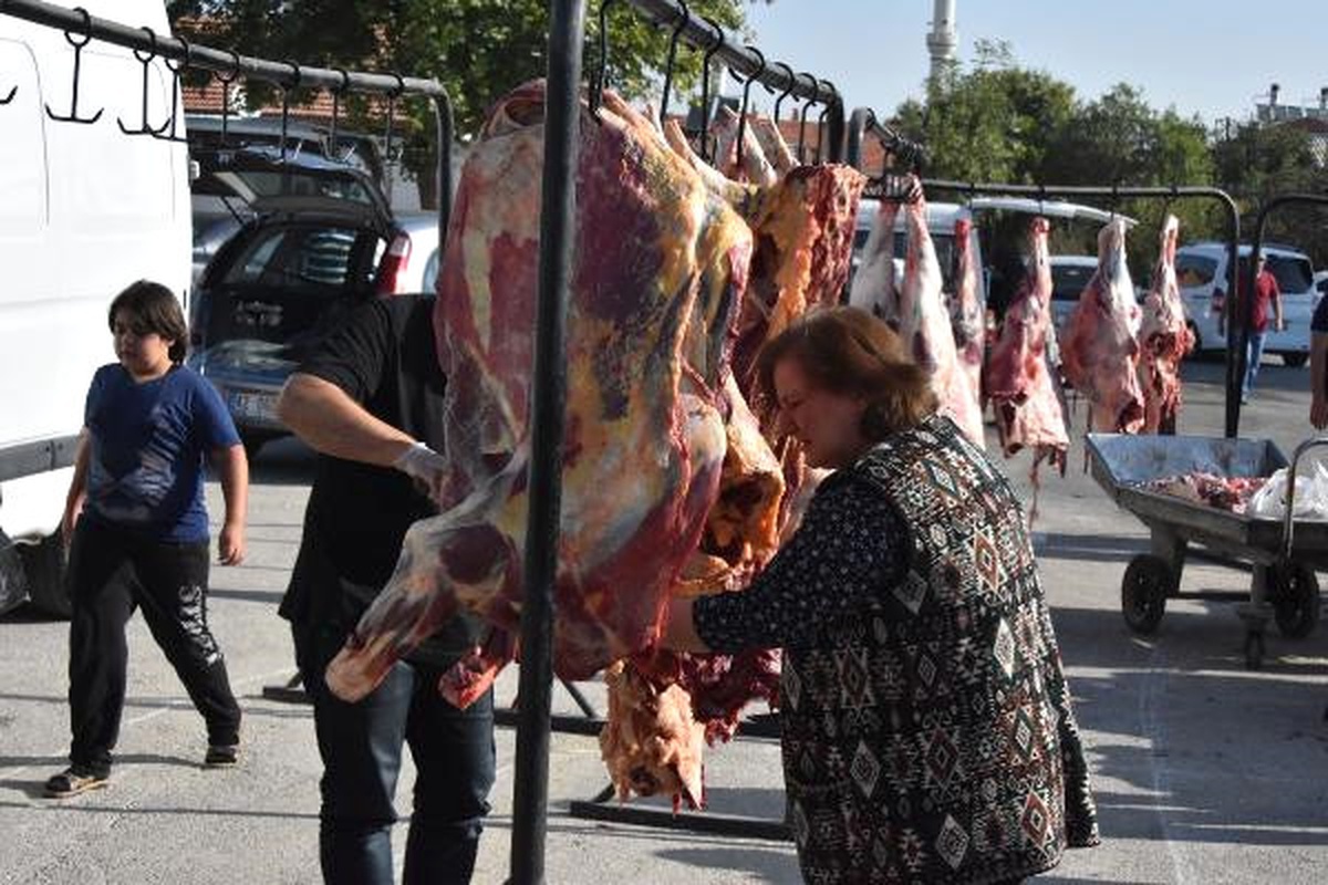 Kadınlar da Kurban Kesimine Yardım Etti