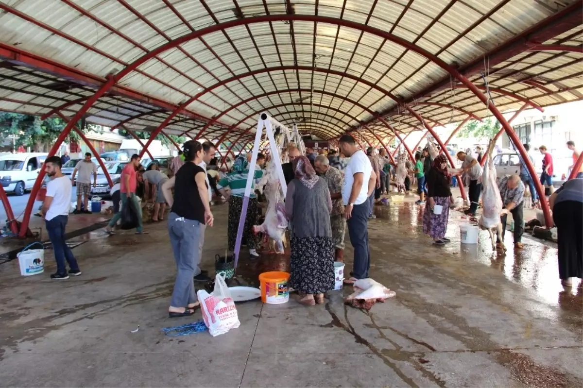 Manisalılar Kurbanlarını Kesti