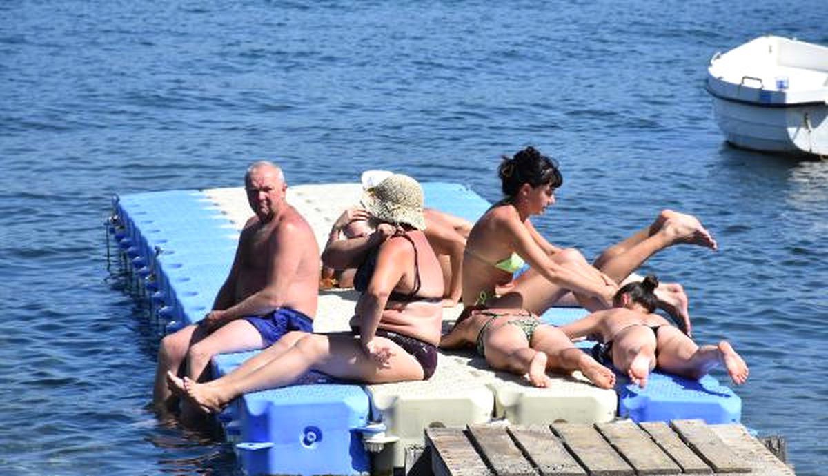 Marmaris\'te Tatilciler Plajları Doldurdu