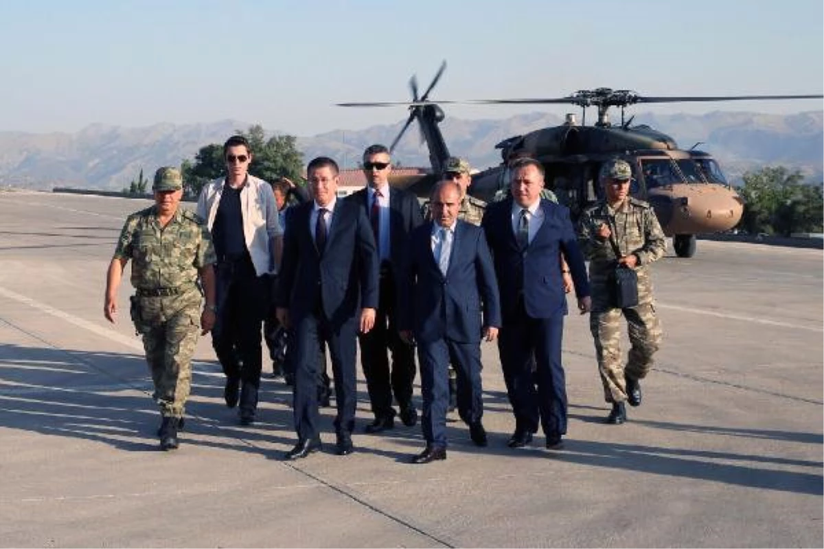 Milli Savunma Bakanı Nurettin Canikli, Bayram Namazını Görmeç Üs Bölgesi\'nde Kıldı
