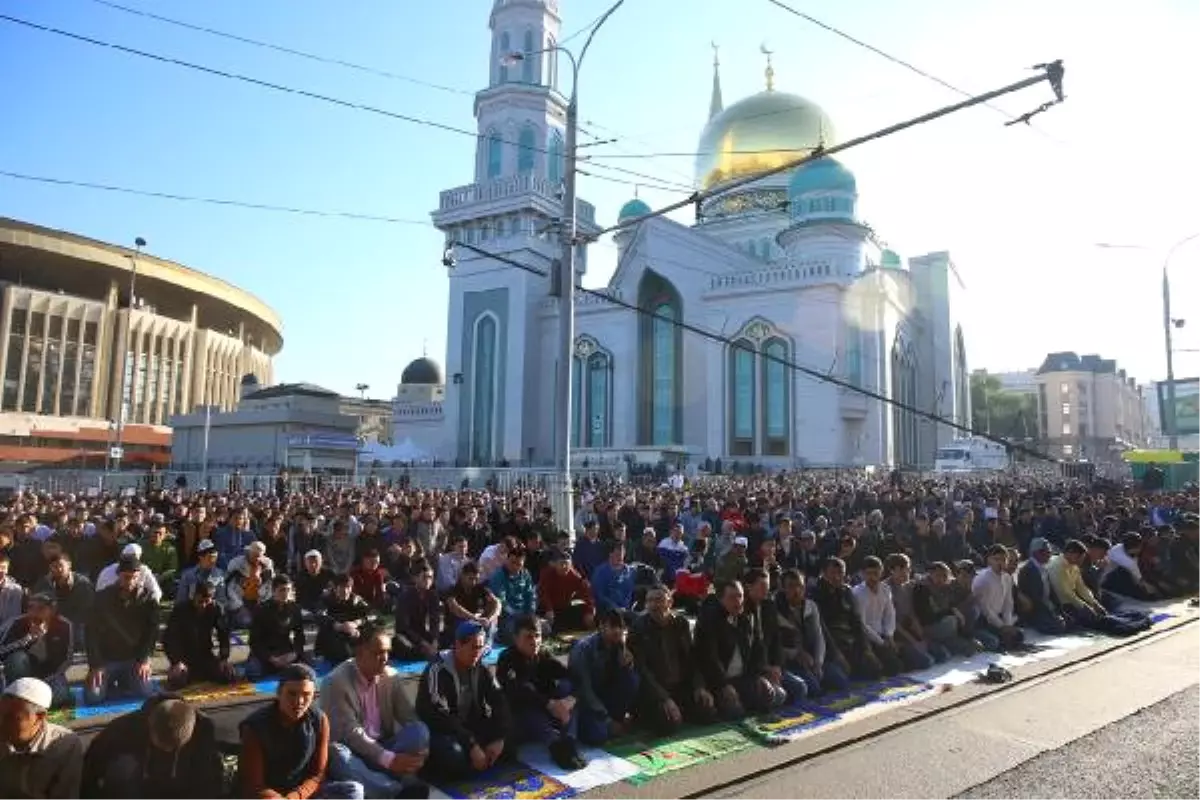 Moskova\'da Bayram Namazında 100 Bini Aşkın Müslüman Saf Tuttu