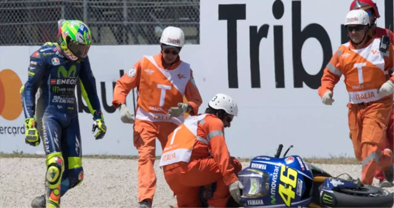 MotoGP\'de 9 Kez Şampiyon Olan Valentino Rossi, Kaza Yapıp Bacağını Kırdı