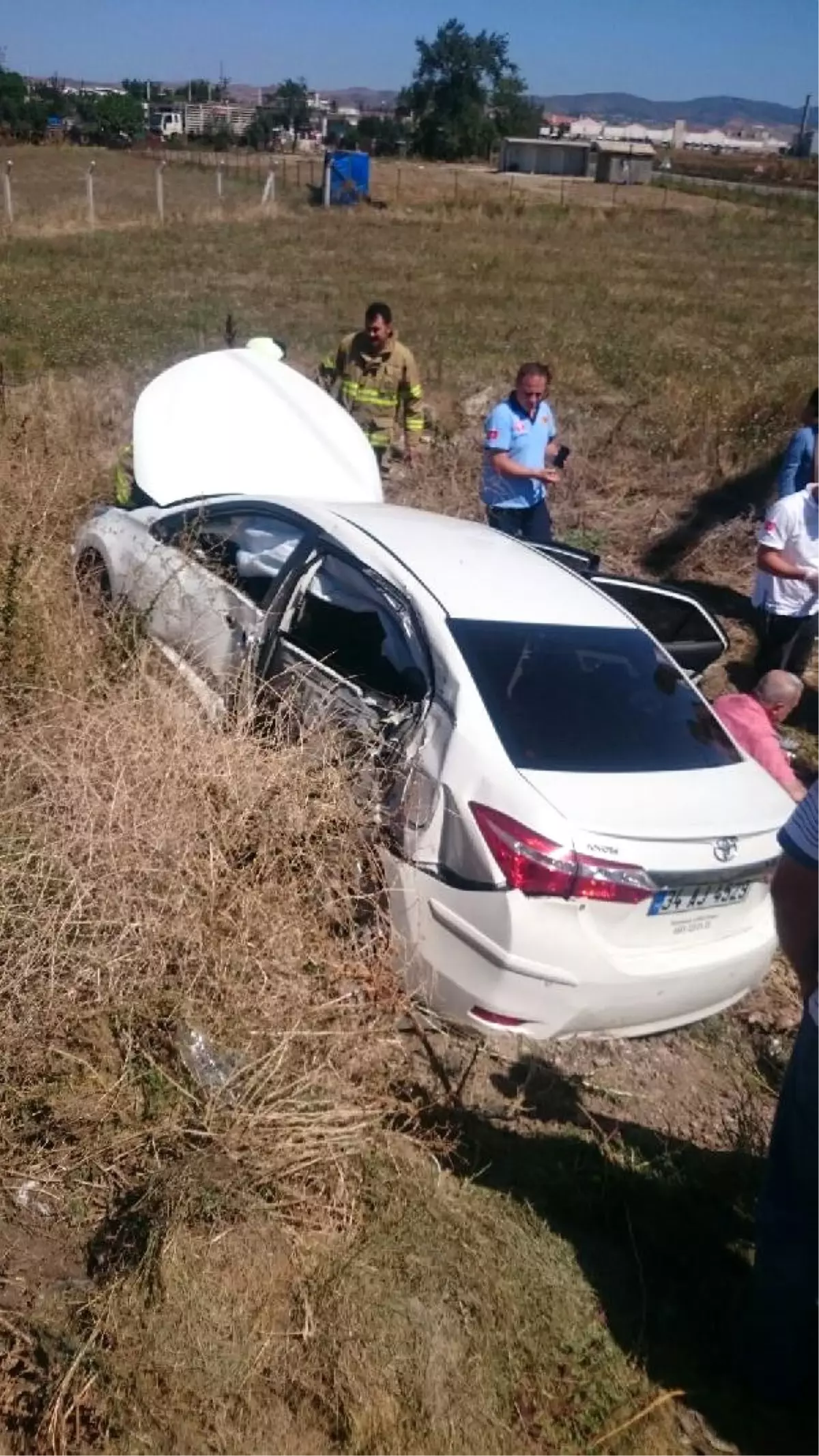 Otobüs, Kırmızı Işıkta Geçen Otomobile Çarptı: 1 Ölü, 4 Yaralı