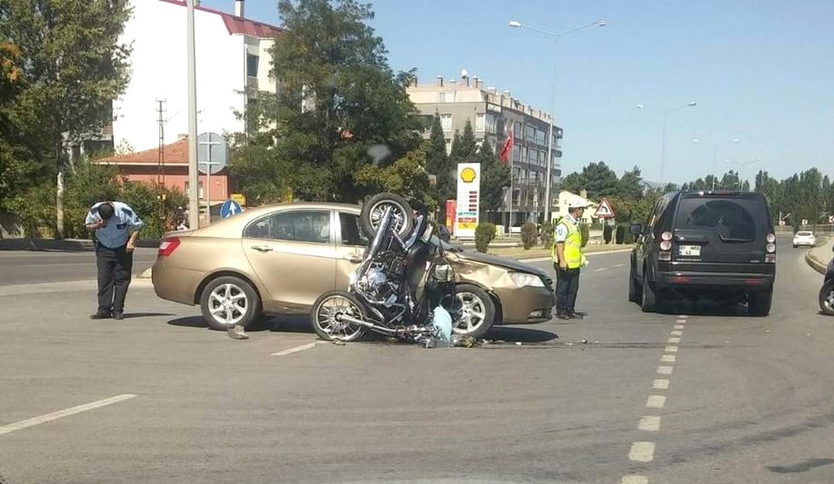 Otomobil ile Motosiklet Çarpıştı: 1 Yaralı