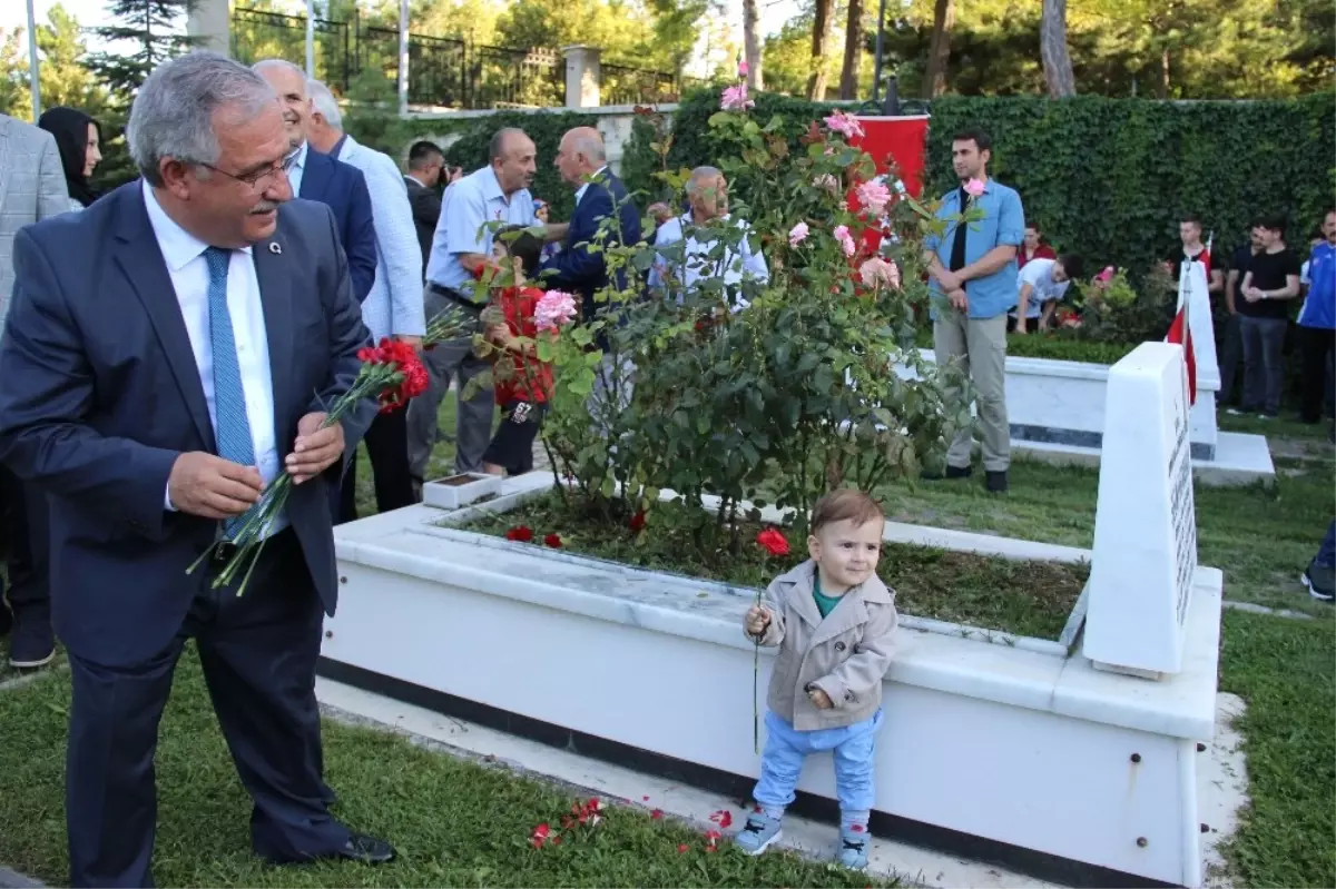 Protokolden Şehitliğe Ziyaret