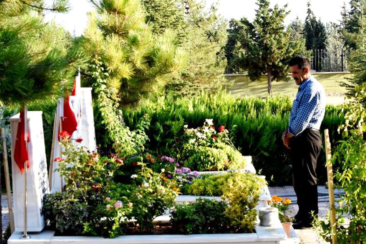 Şehit Yarbay Songül Yakut\'un Annesi, Mezarı Başında Gözyaşı Döktü