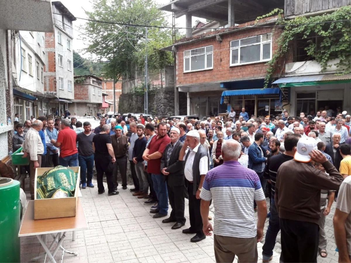 Trabzon\'daki Kazada Hayatını Kaybeden 2 Kişi Artvin\'de Toprağa Verildi