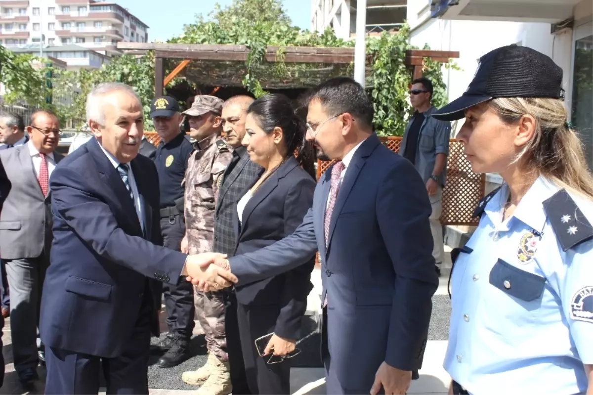 Vali Ata, Polis ve Askerle Bayramlaştı