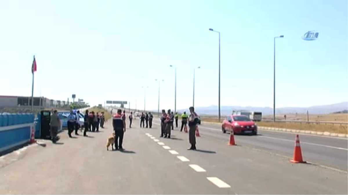Vali Kamçı Uygulama Noktasındaki Polis ve Jandarmayı Ziyaret Etti, Trafik Denetimi Yaptı