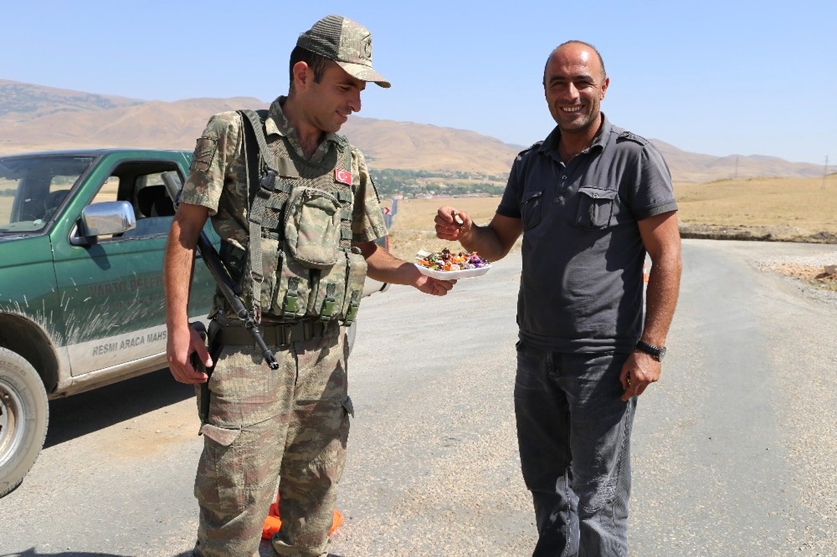 Varto\'da Jandarma Uygulama Noktasında Şeker Dağıtıyor.