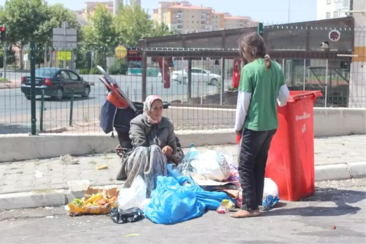 Bayramın İkinci Günü Kahreden Görüntü! Kızıyla Birlikte Çöpten Yiyecek Aradı