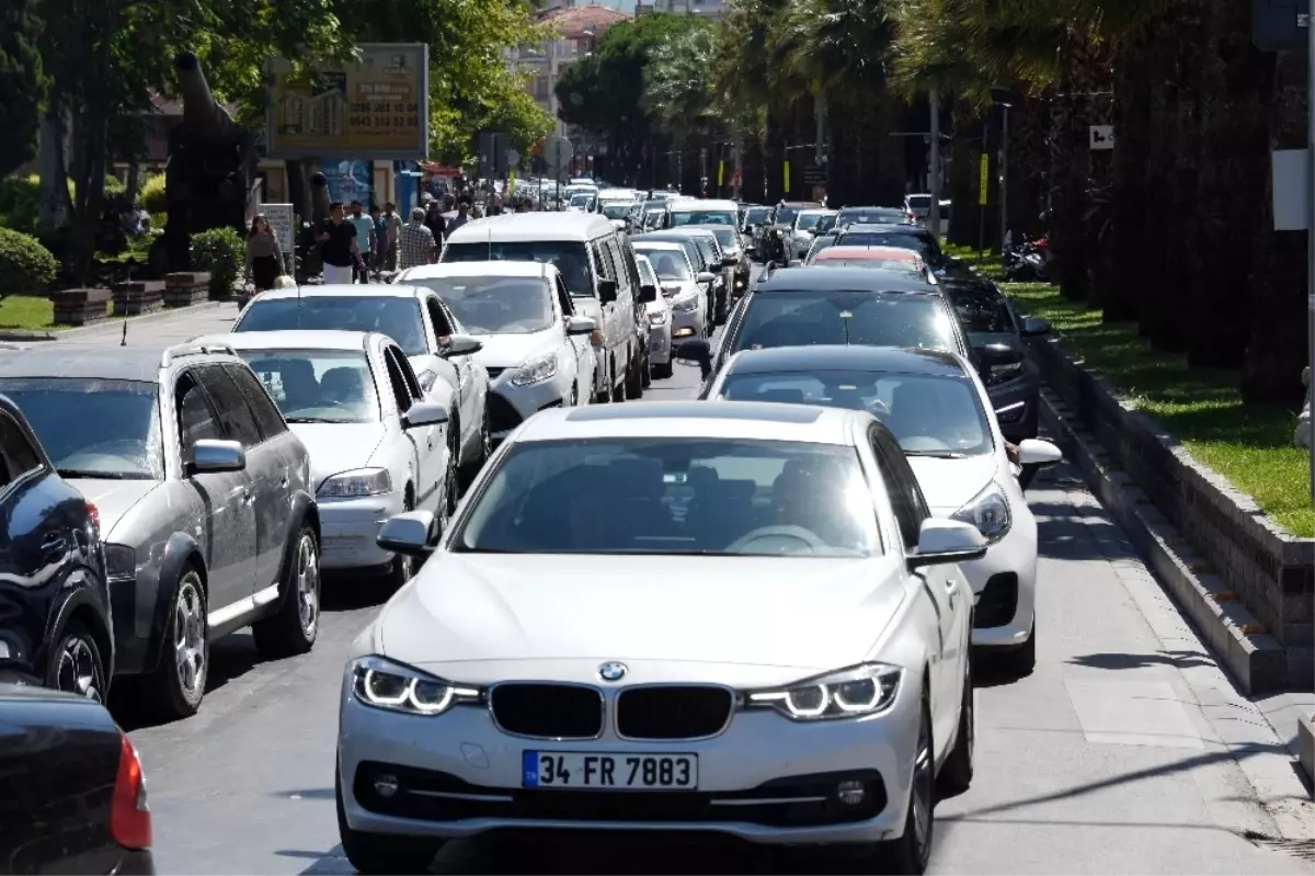 Dönüş Yoğunluğu Başladı! 1 Kilometrelik Araç Kuyruğu Oluştu