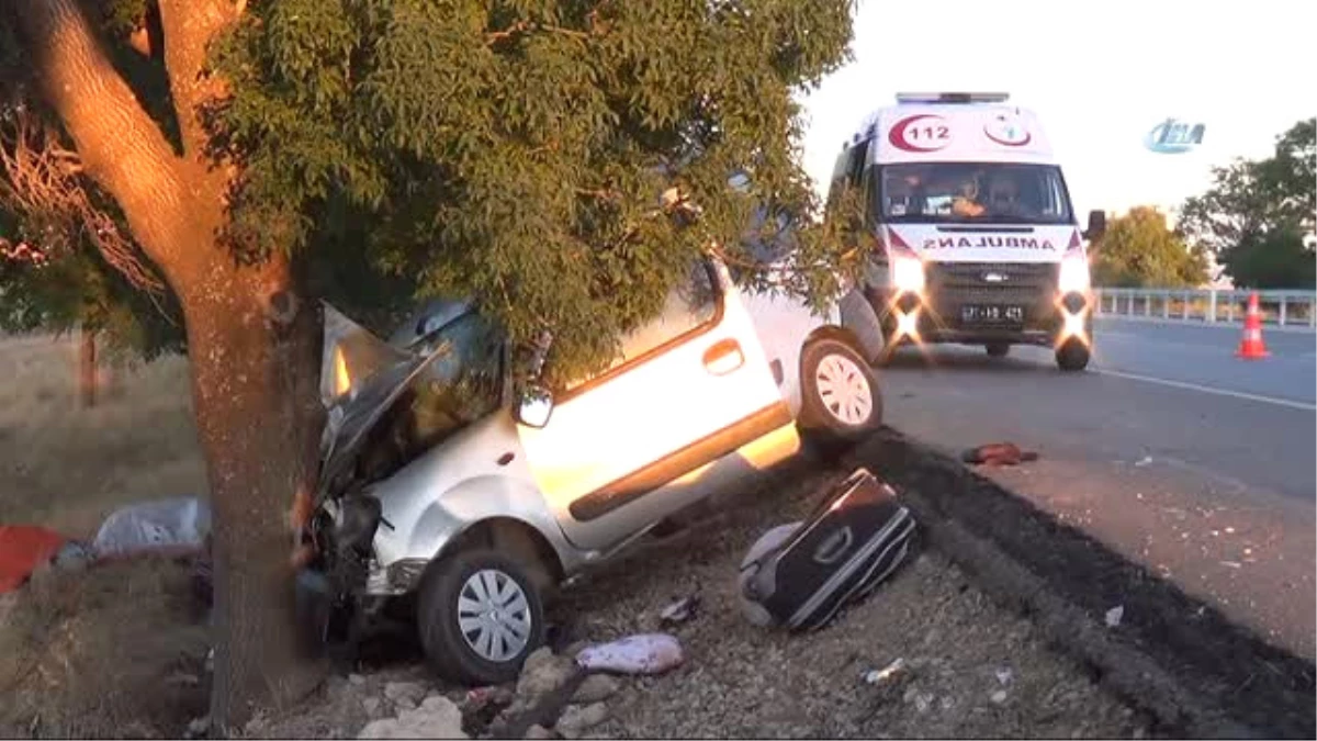 Karaman\'da Hafif Ticari Araç Ağaca Çarptı: 1 Ölü, 3 Yaralı