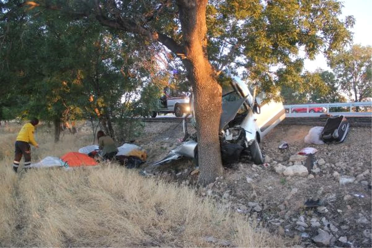 Karaman\'da Kaza: Sürücü ve Eşi Öldü, Gelini ve Torunu Yaralı