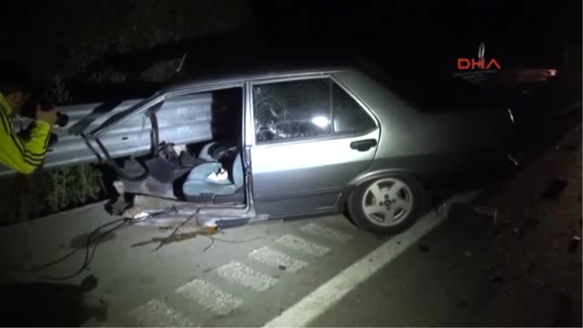 Kastamonu\'da İkiye Bölünen Otomobilde 3 Kişi Yaralandı