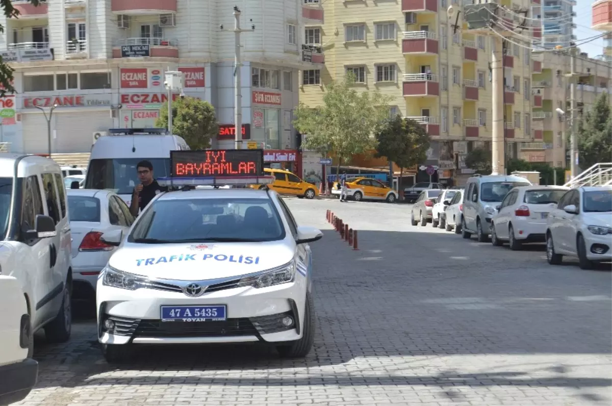 Trafik Polislerinden Vatandaşa Ceza Yerine Bayram Tebriği