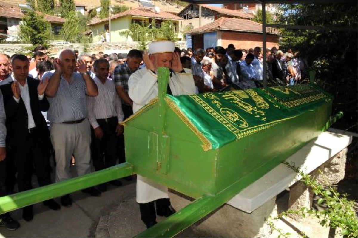 Amasya\'daki Kazada Ölen Karı-koca Toprağa Verildi