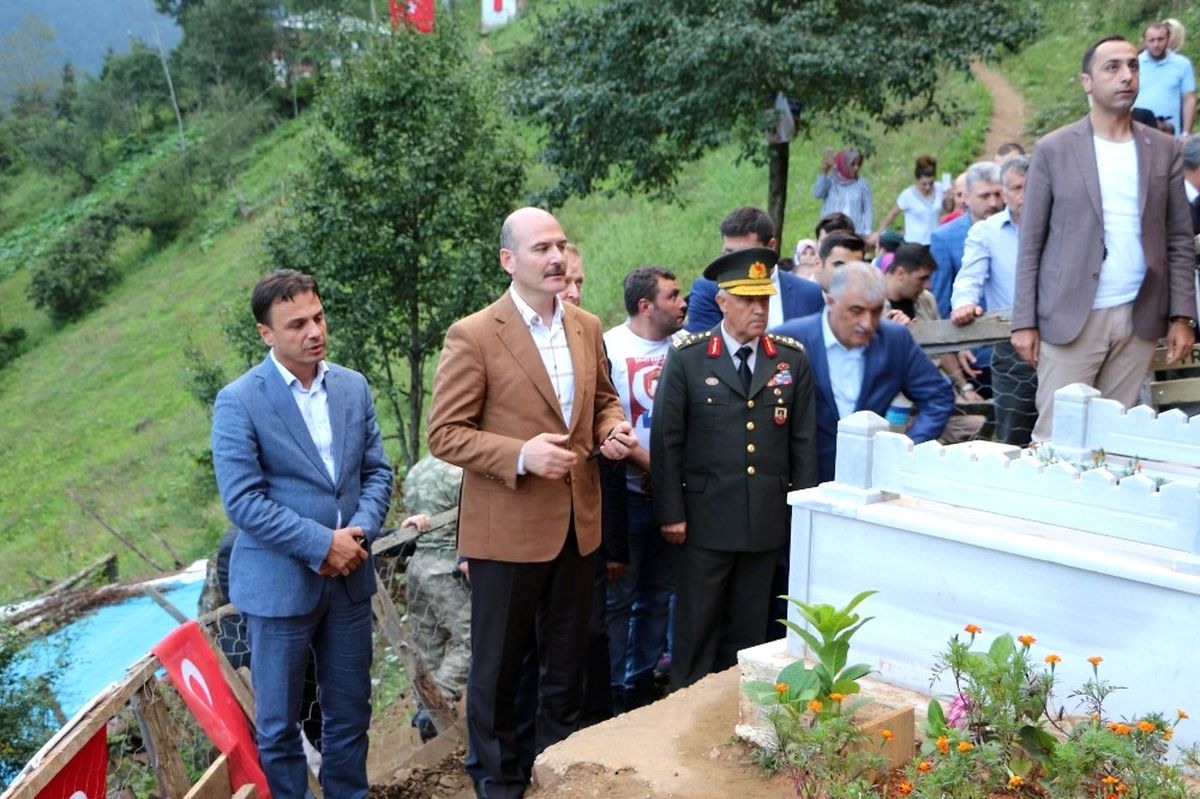 Bakan Soylu\'dan Eren Bülbül\'ün Mezarına Ziyaret