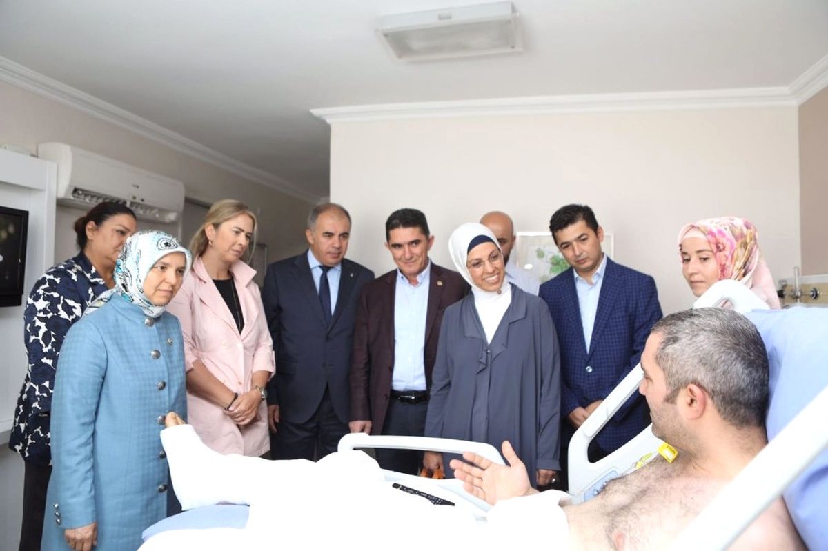 Buca\'daki Saldırıda Yaralanan Kayar\'a Ak Partililerden Ziyaret