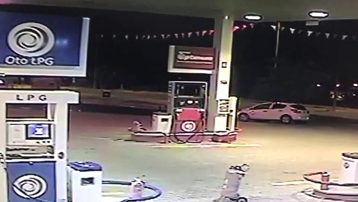 El Freni Çekilmeyen Otomobil Şans Eseri Kaza Yapmadan Akaryakıt İstasyonunda Tur Attı