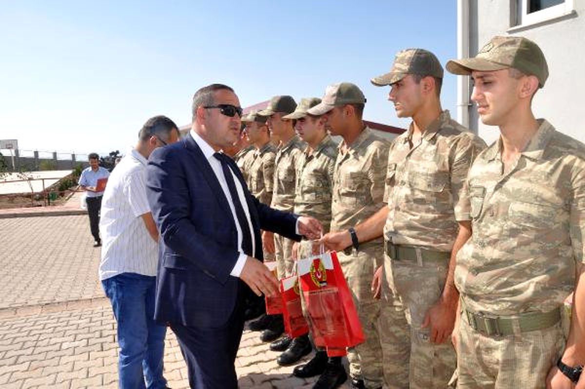 Gazetecilerden Askerlere Bayram Ziyareti