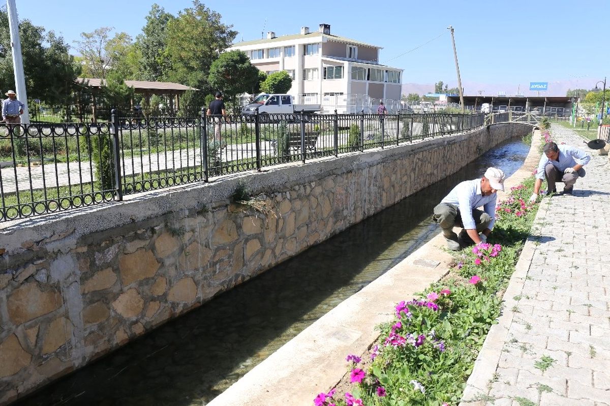 Gürpınar\'da Kanal Temizleme Çalışması