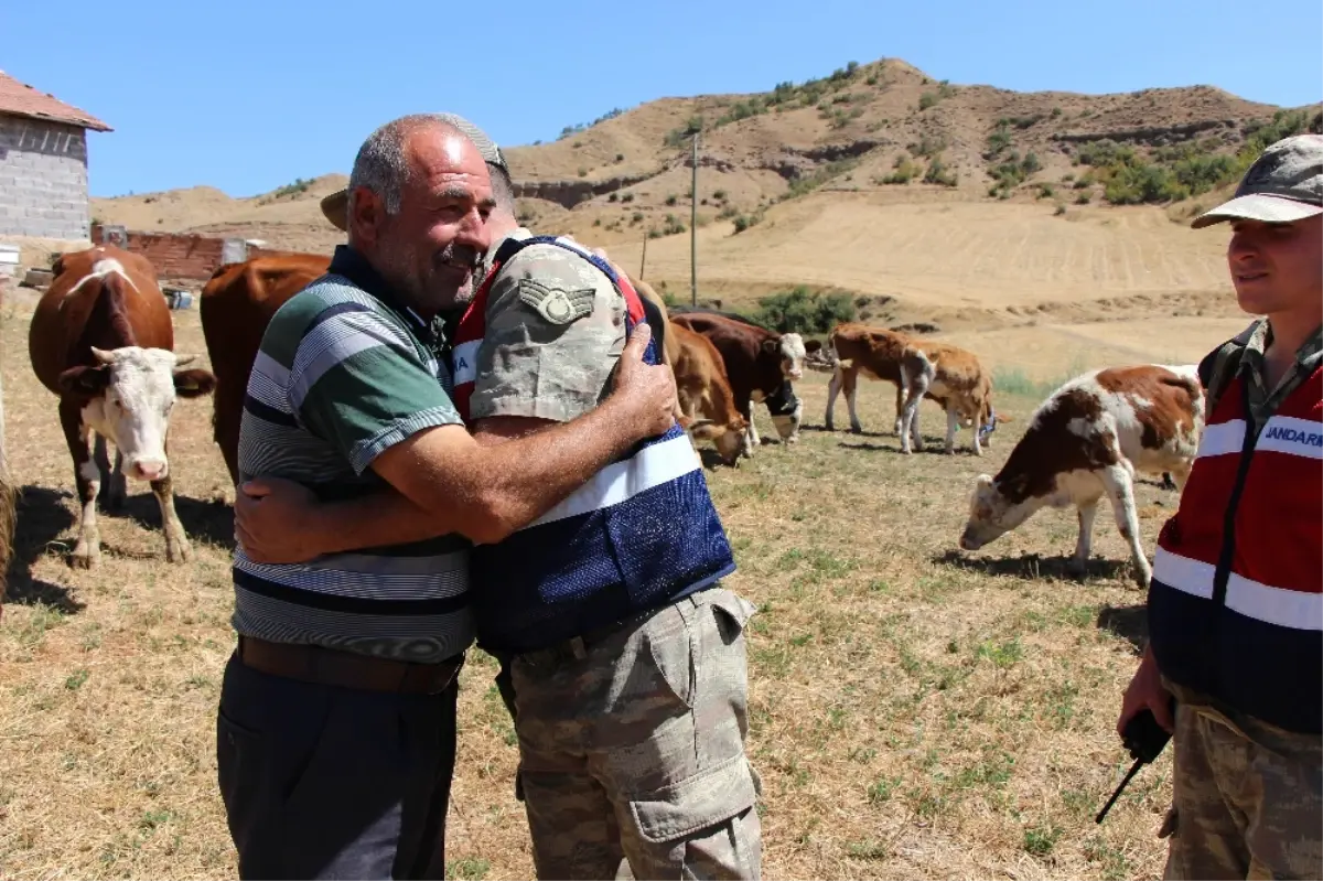 Haberi Duyunca Jandarma Ekiplerine Tek Tek Sarıldı