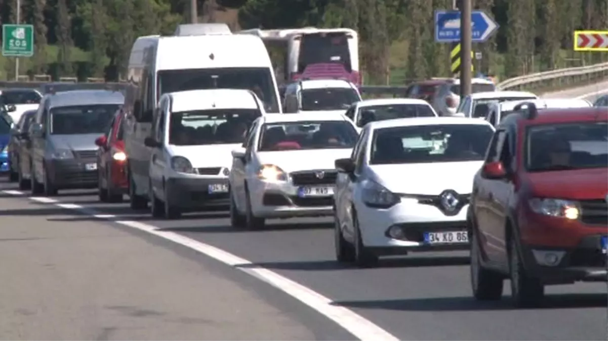 İstanbul\'a Dönüş Trafiği Erken Başladı