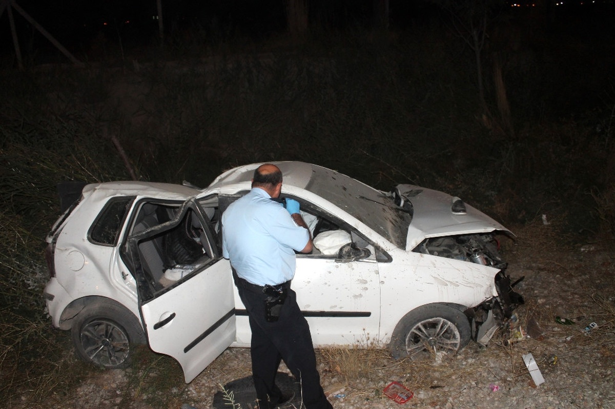 Kontrolden Çıkan Otomobil Takla Attı: 2 Ölü, 1 Yaralı