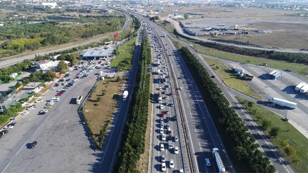 Kurtköy\'de Bayram Dönüşü Yoğunluğu Havadan Görüntülendi