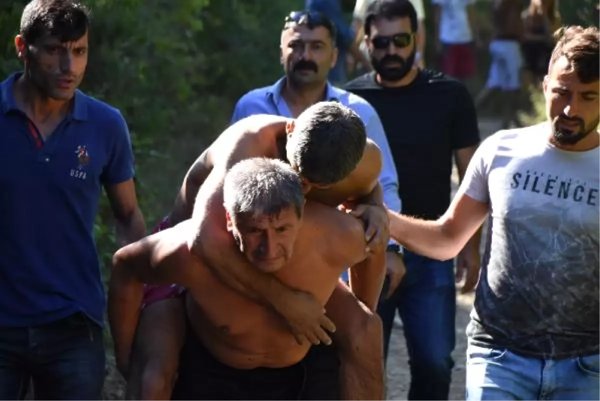 Polisler Boğulmaktan Kurtardıkları Kişiyi Ambulansa Sırtlarında Taşıdı