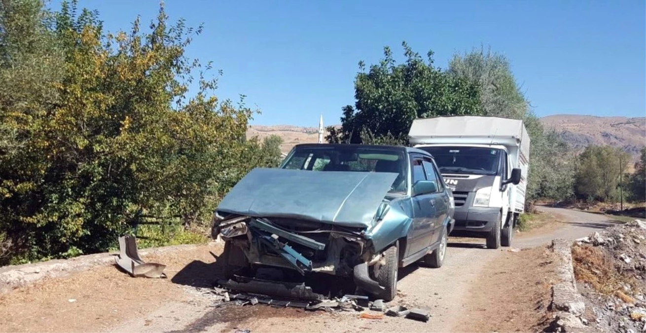 Sivas\'ta İki Otomobil Çarpıştı: 6 Yaralı