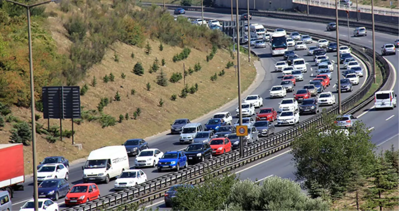 Tatilciler Dönüş Yolunda, Bu Güzergahlara Dikkat! TEM\'de Trafik Durma Noktasına Geldi