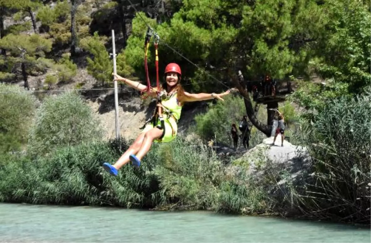 Ağaçlar Arasında Zipline Heyecanı